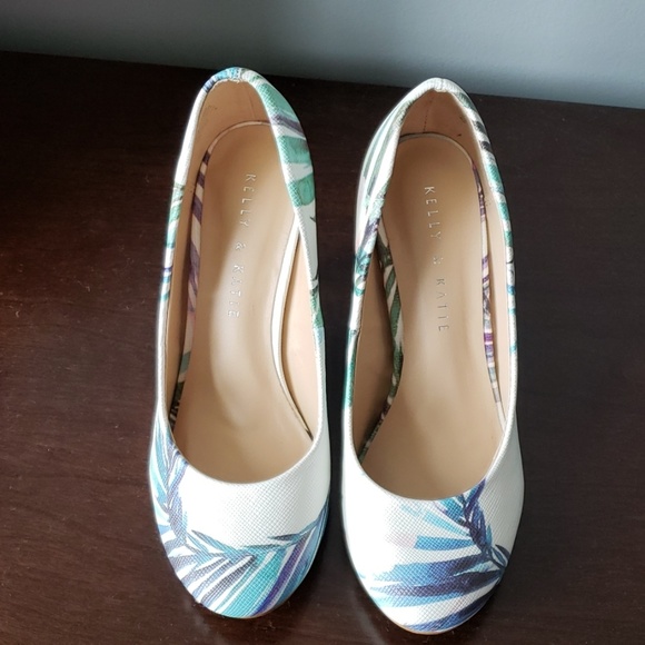 Women's Heels - Rounded Toe - Picture 3 of 6